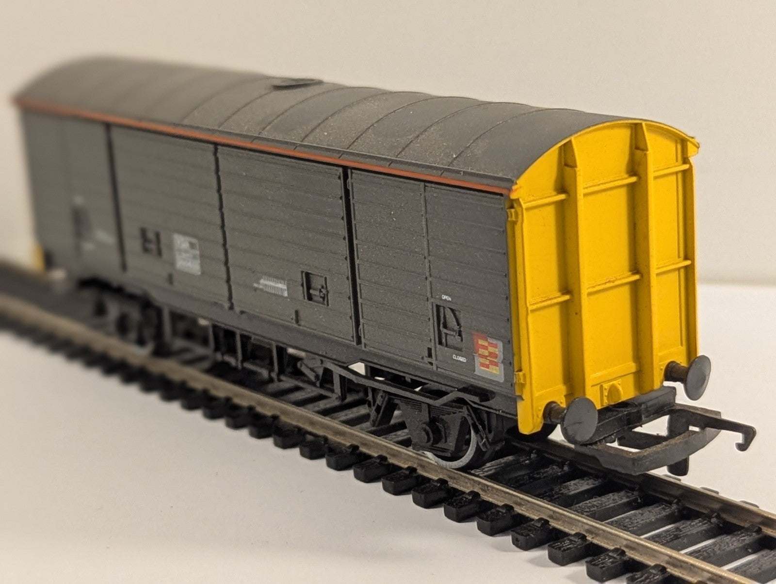 Hornby R235 OO Gauge BR Railair VDA Sliding Wall Van 200659