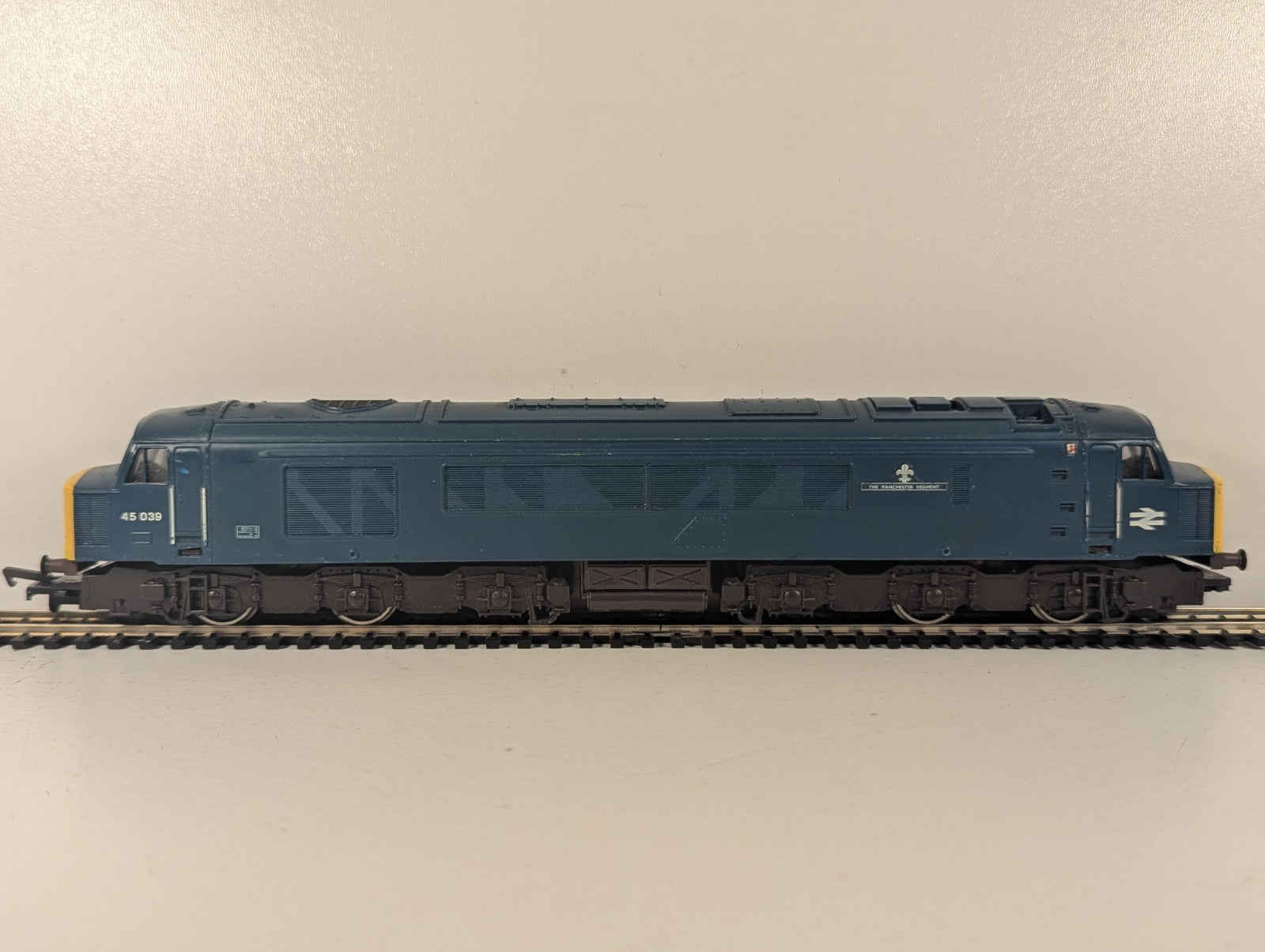 Mainline OO Gauge Class 45 'The Manchester Regiment' Diesel Loco