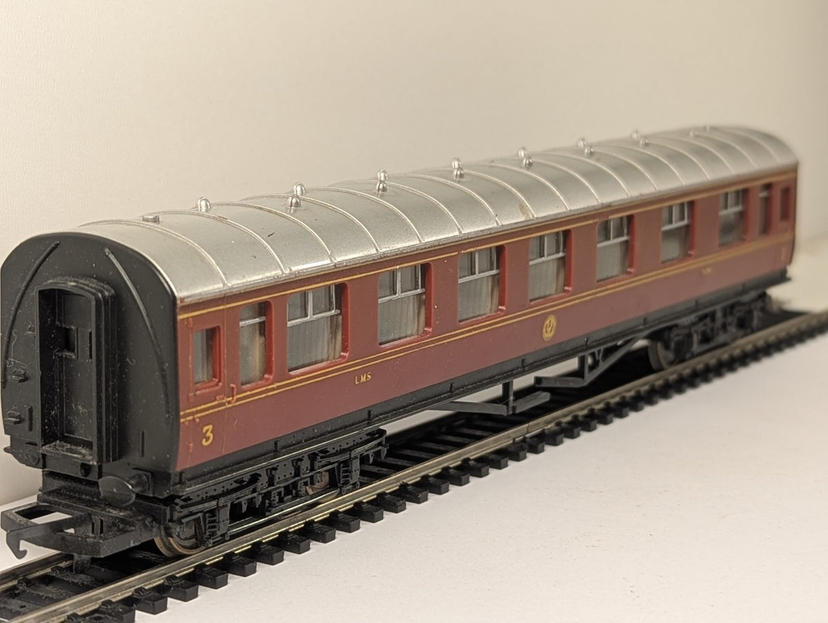 Hornby R433 LMS Stanier Composite Coach 3934 Crimson Lake OO Gauge
