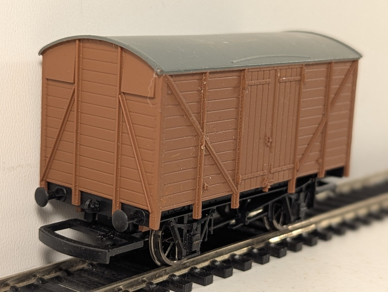 Hornby OO Gauge 12 Ton Ventilated Van Unbranded Brown