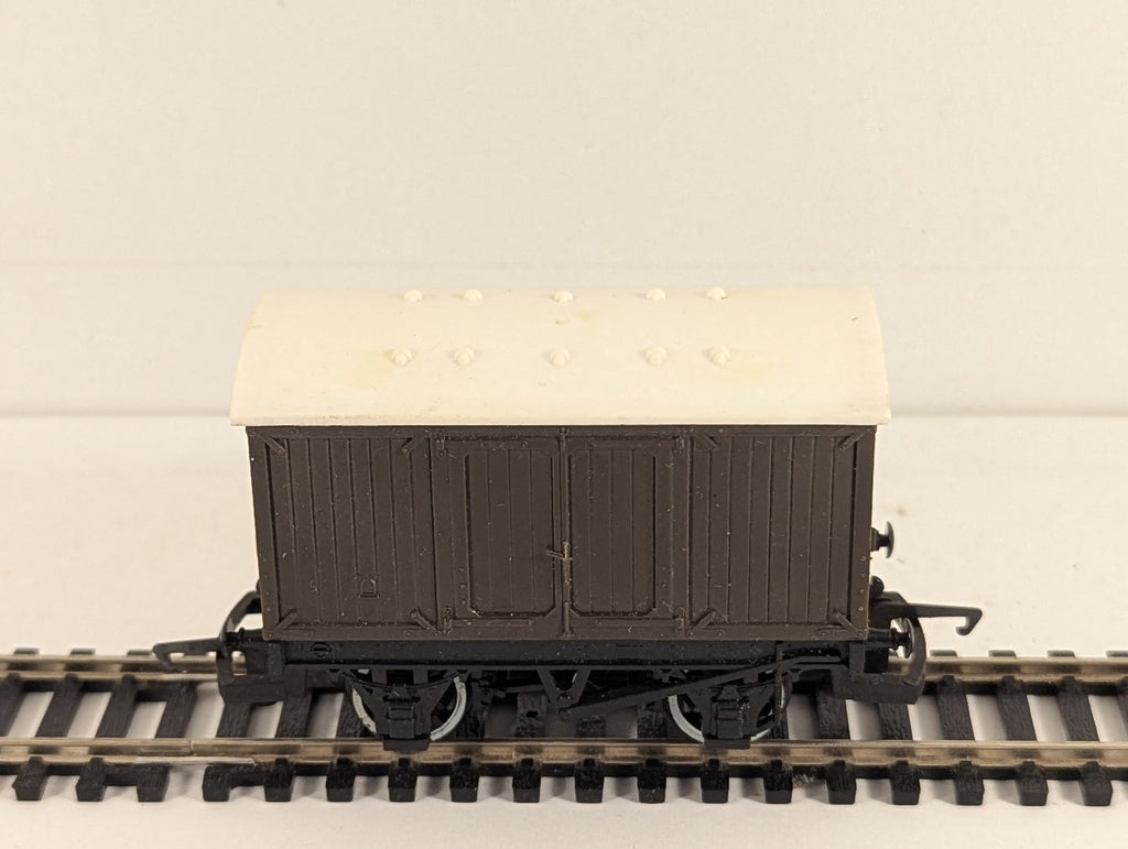 Hornby OO Gauge Ventilated Van (Troublesome Truck) Rolling Stock Brown R9290