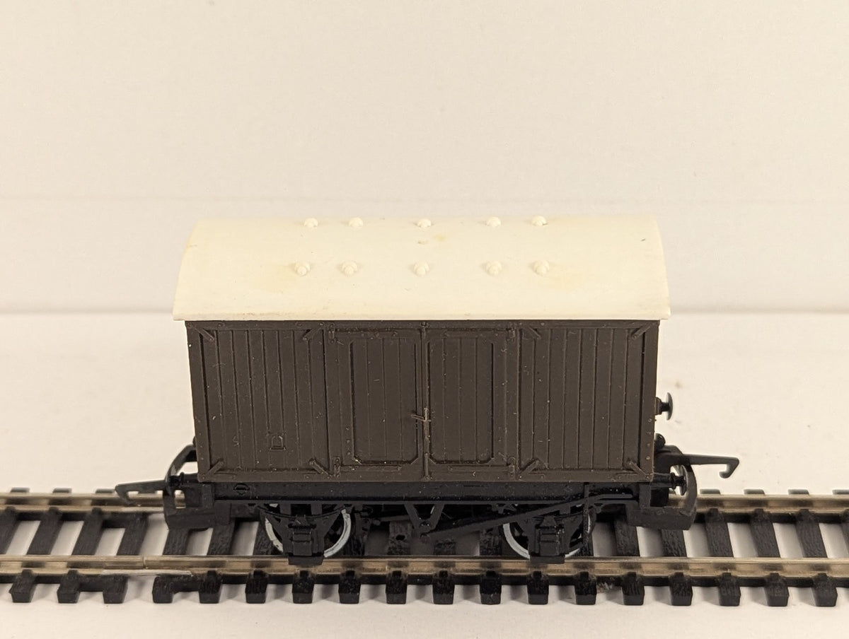 Hornby OO Gauge Ventilated Van (Troublesome Truck) Rolling Stock Brown R9290
