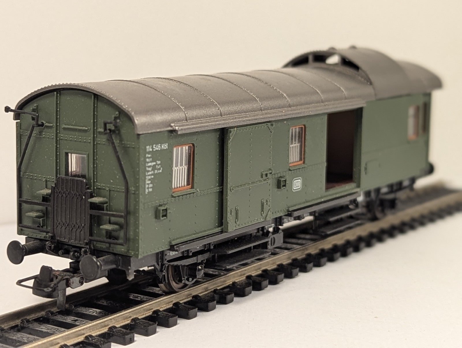 Roco HO Gauge DB Baggage Coach – Missing Doors