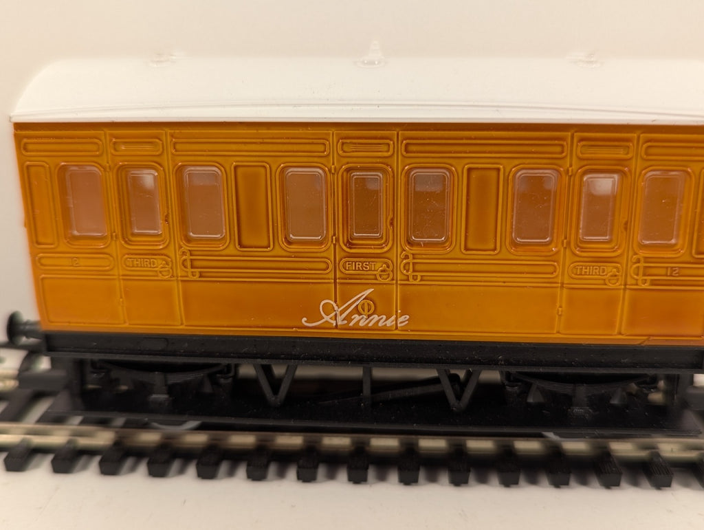 Hornby R110 OO Gauge Thomas & Friends Annie Coach