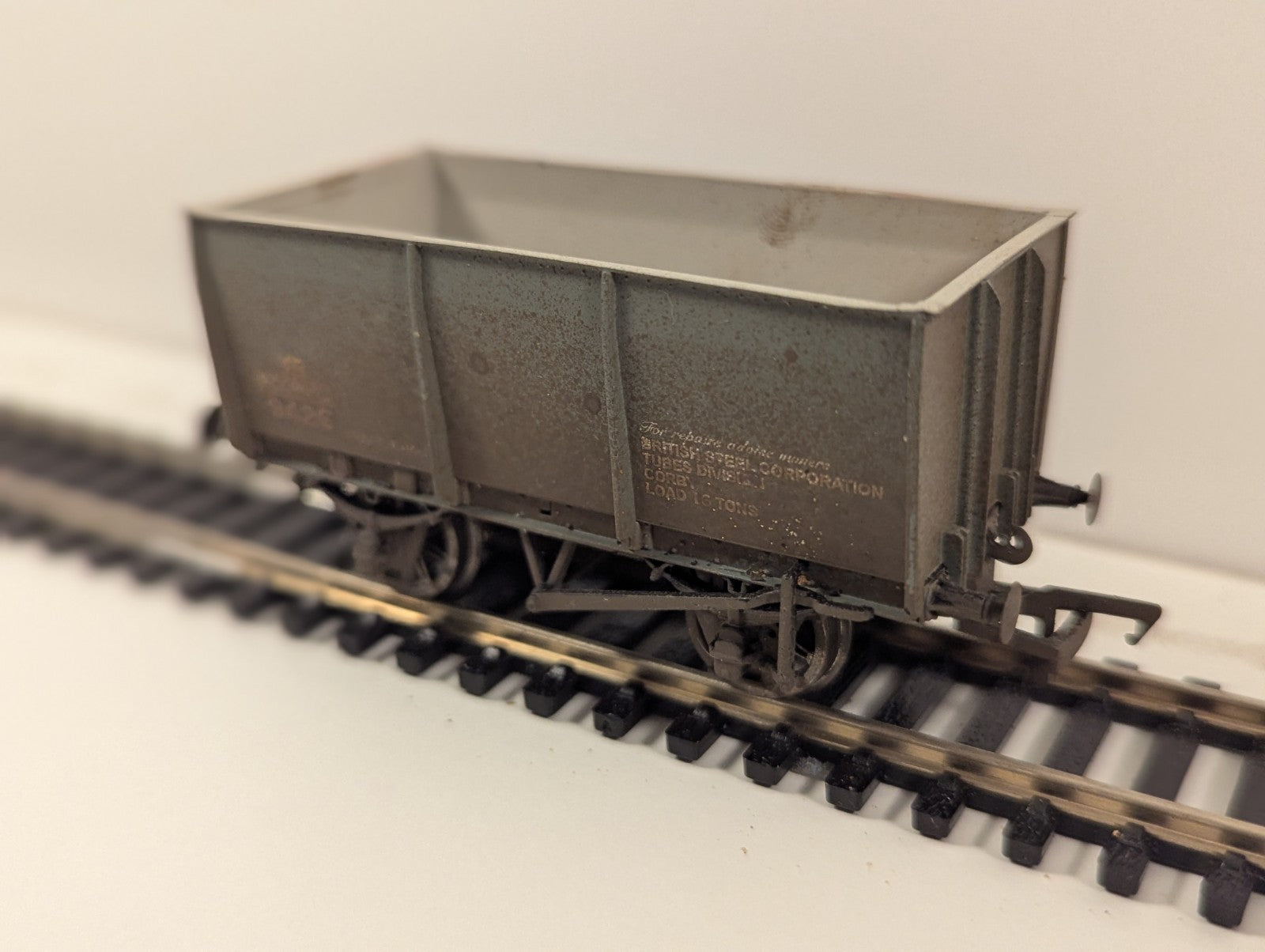 Bachmann 37-400A 16-Ton Slope-Sided Steel Tippler Wagon – British Steel
