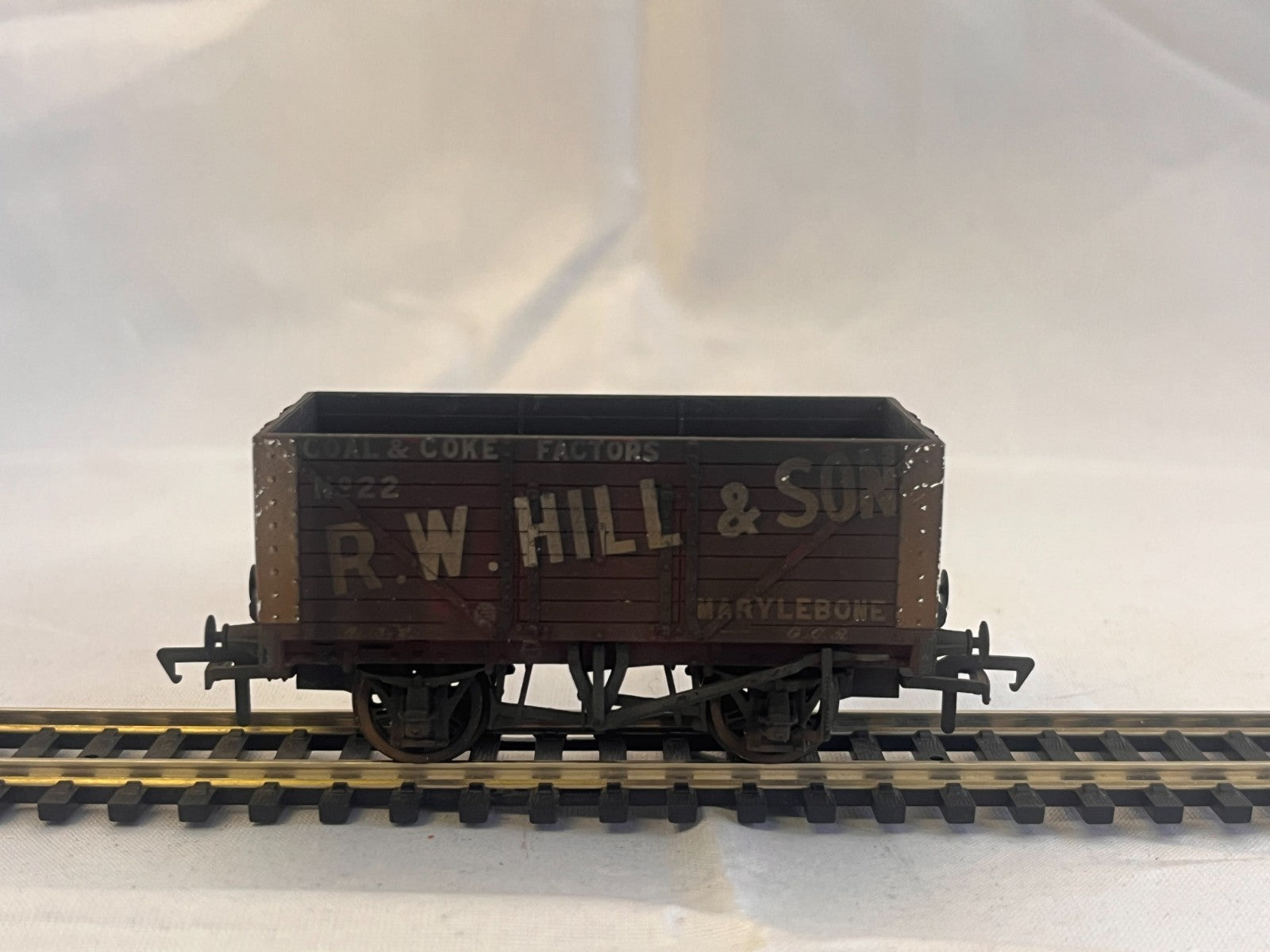 Bachmann Branchline 37-162 OO Gauge R.W. Hill & Son 8 Plank Wagon Weathered