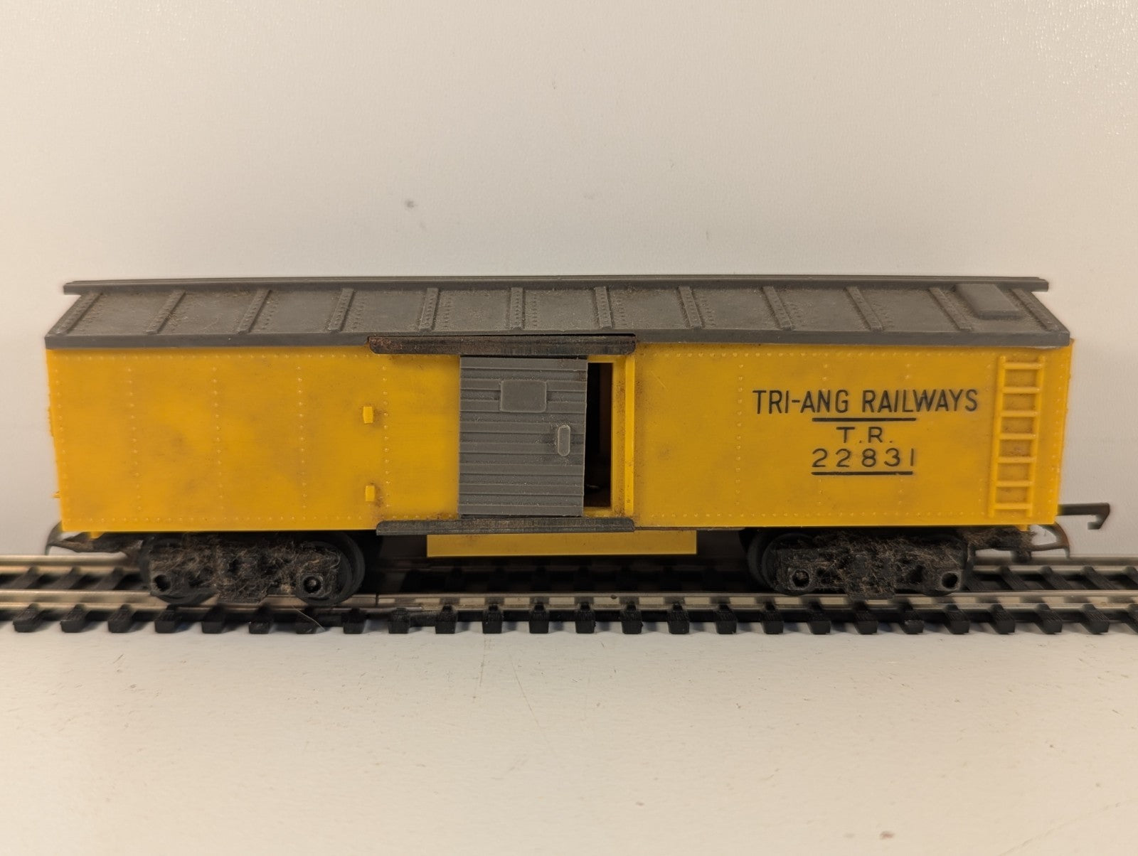 Tri-ang R114 Box Car TR22831 OO Gauge