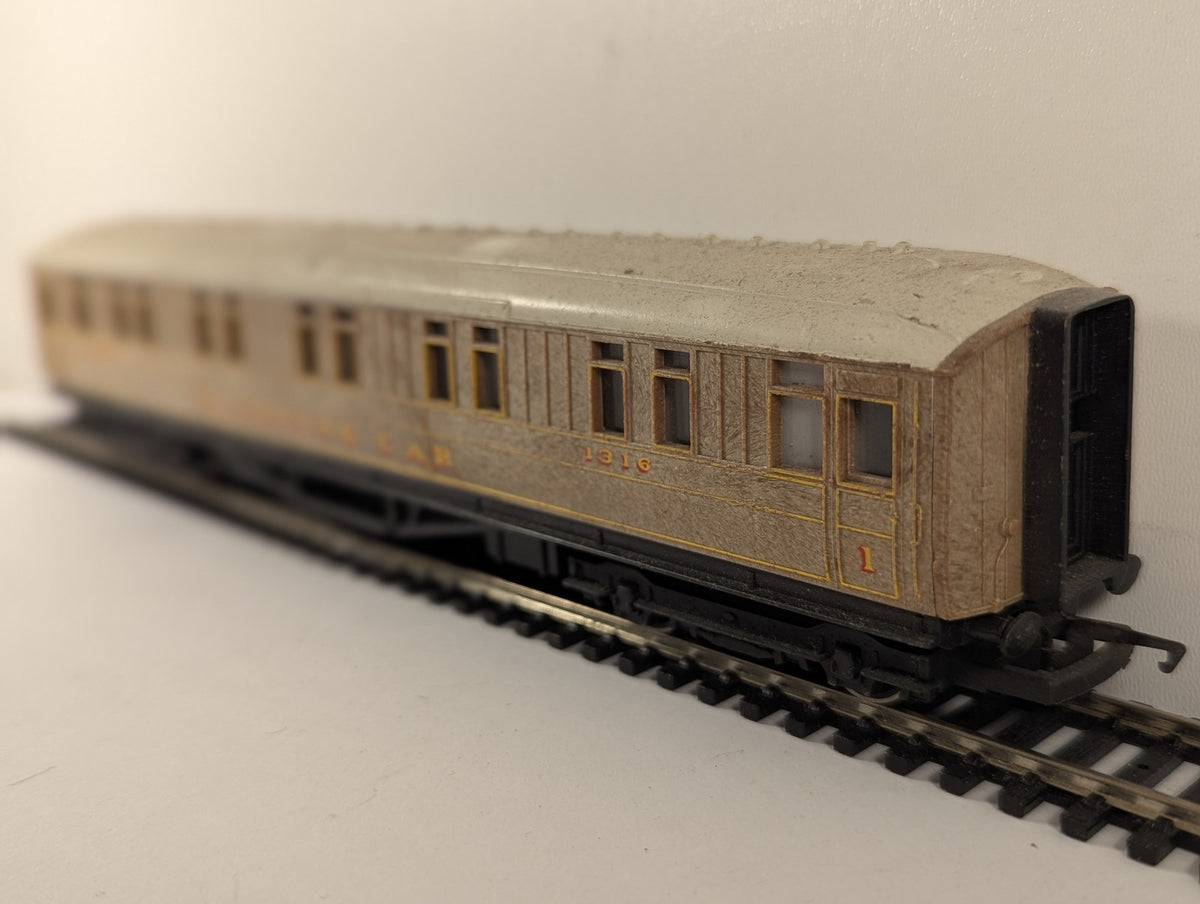 Hornby OO Gauge Gresley Teak First Class Sleeping Car Passenger Coach 1316