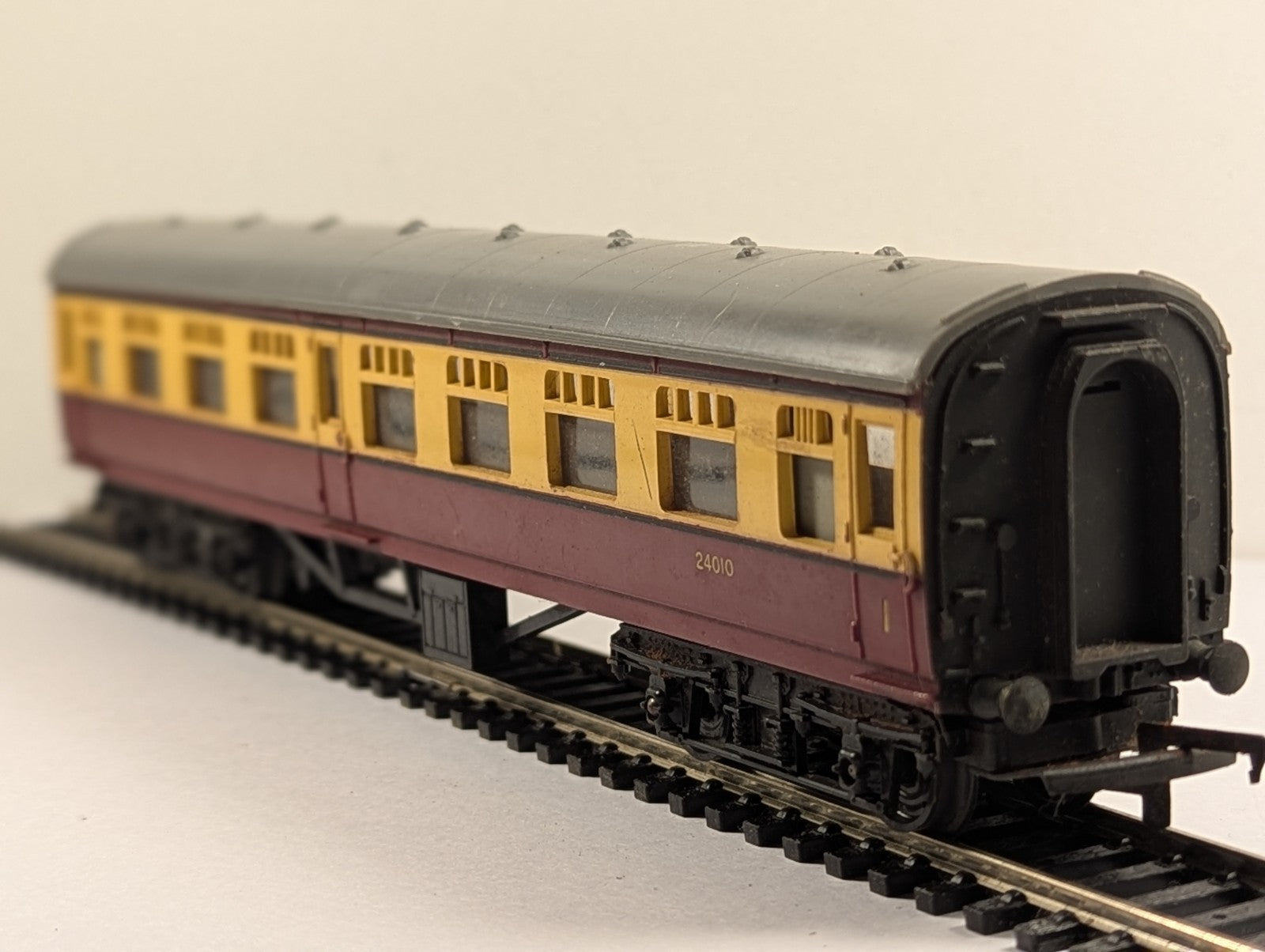 Tri-ang OO Gauge BR Mainline Composite Coach Passenger Coach 24010
