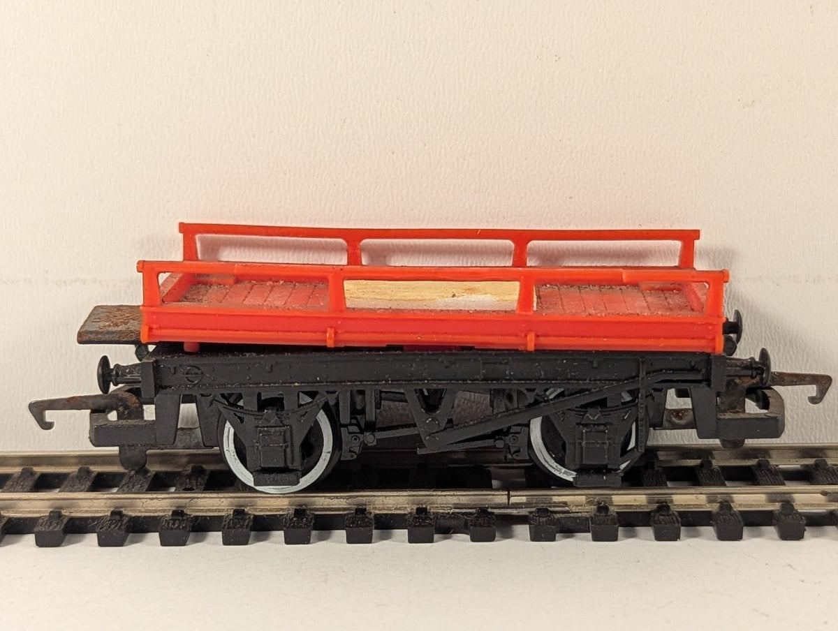 Hornby OO Gauge Low Sided Wagon Goods Wagon Red and Black