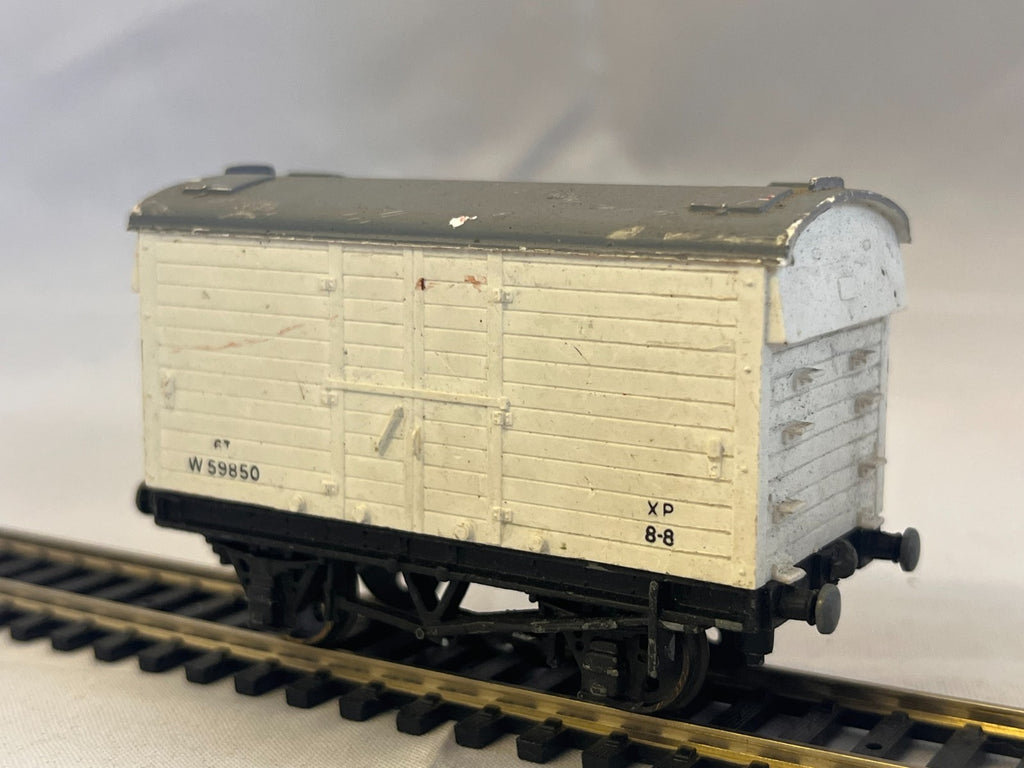 Hornby Dublo OO Gauge 6 Ton Refrigerated Van Missing Couplings