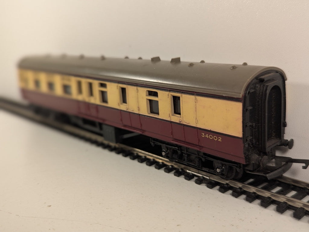 Tri-ang R28 OO Gauge BR Blood & Custard Brake Third Coach