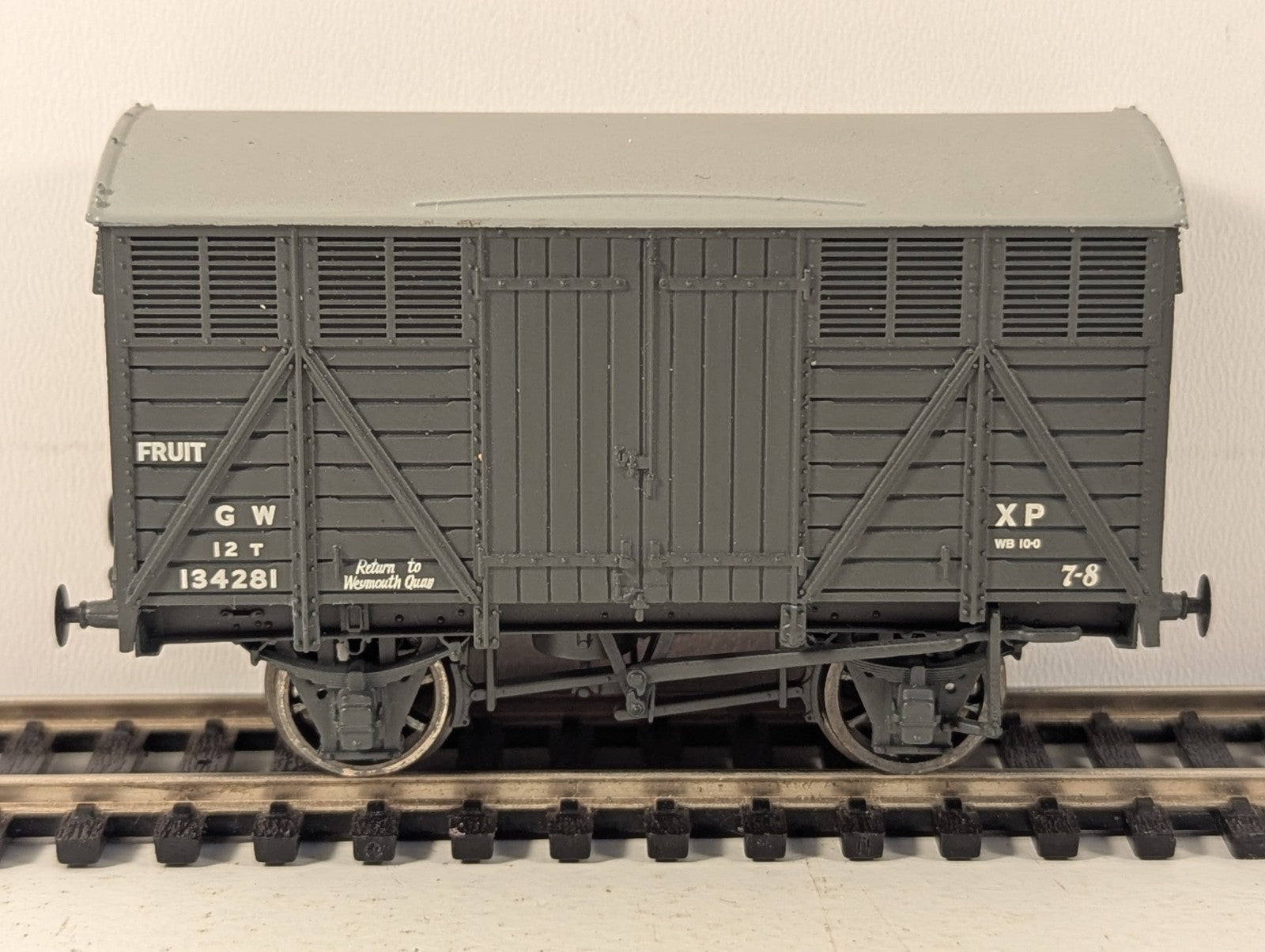 Bachmann 37-751B GWR Grey Fruit Van No.134330 OO Gauge - Missing Couplings