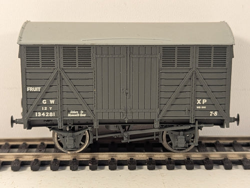 Bachmann 37-751B GWR Grey Fruit Van No.134330 OO Gauge - Missing Couplings