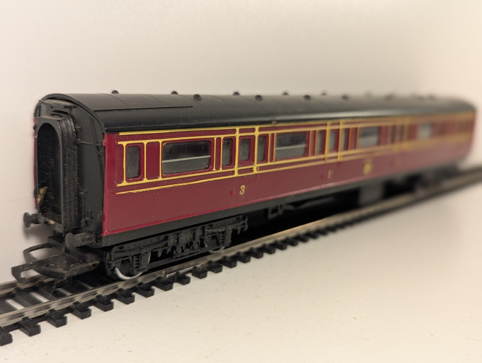 Hornby R748 OO Gauge LMS Caledonian Brake Coach Maroon