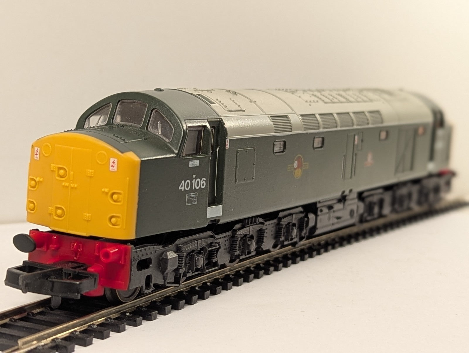 Lima OO Gauge Class 40 Locomotive 40106 BR Green with Full Yellow Ends