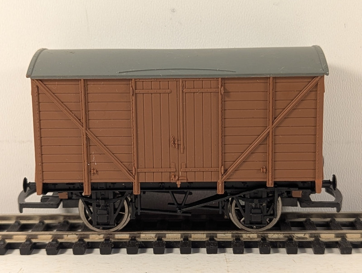 Hornby OO Gauge 12 Ton Ventilated Van Unbranded Brown