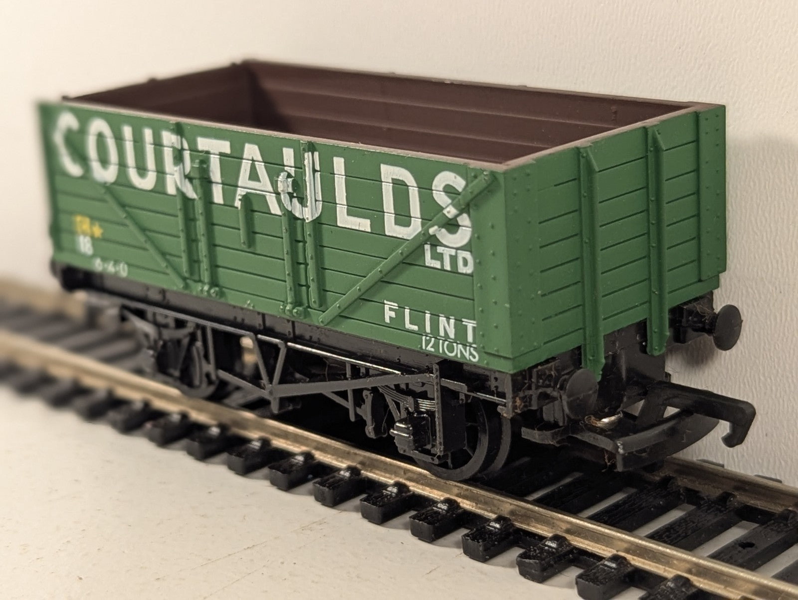 Mainline Courtaulds Ltd. Flint No.18 7 Plank Open Wagon OO Gauge - Boxed