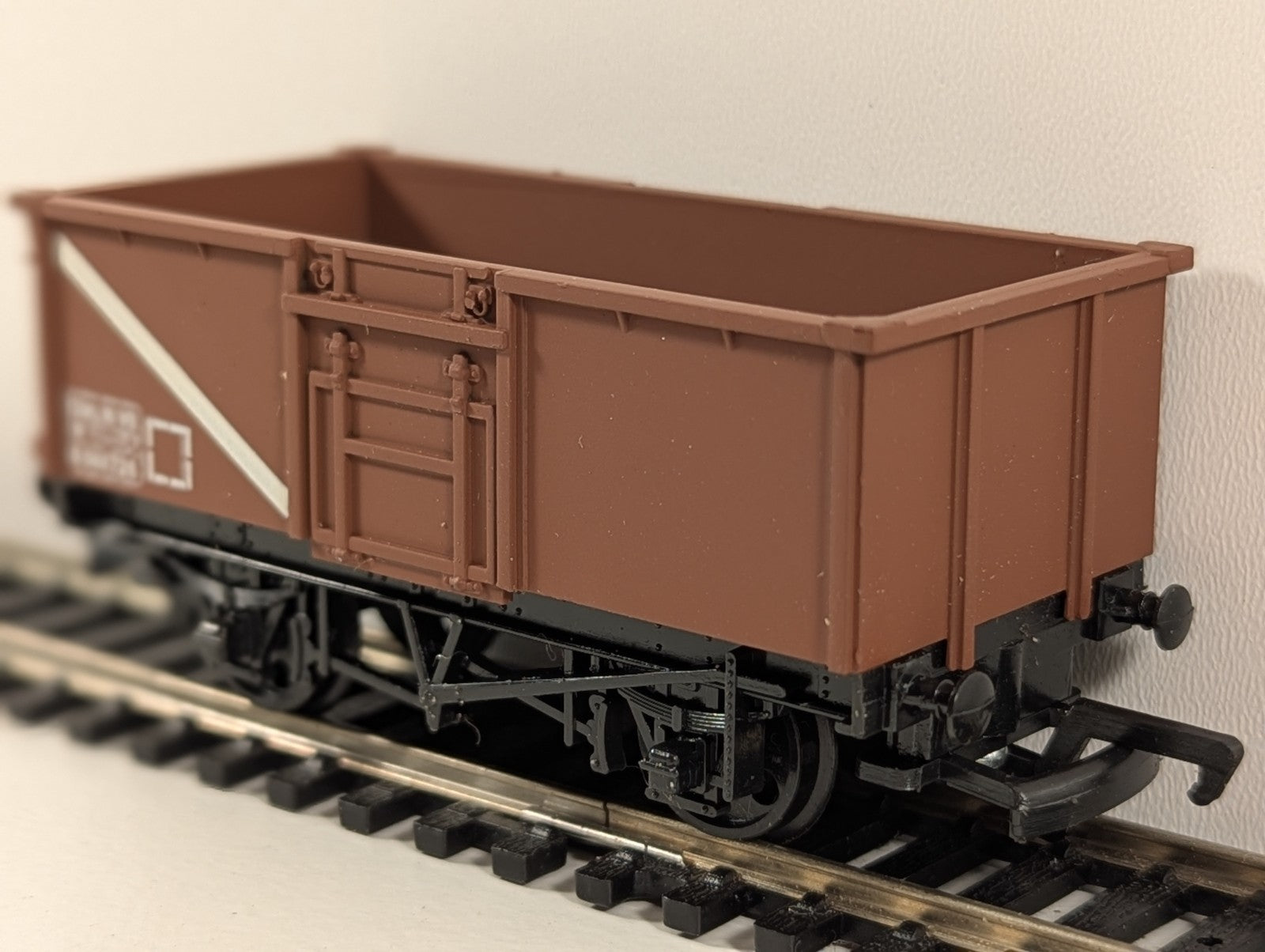 Mainline Railways 37-144 OO Gauge 16-Ton Steel Mineral Wagon – BR Brown