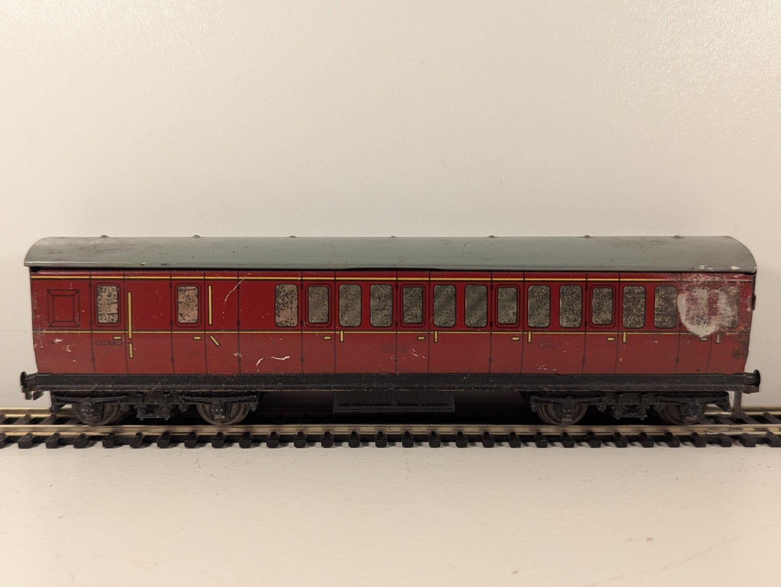 Hornby OO Gauge Maroon Suburban Brake Coach