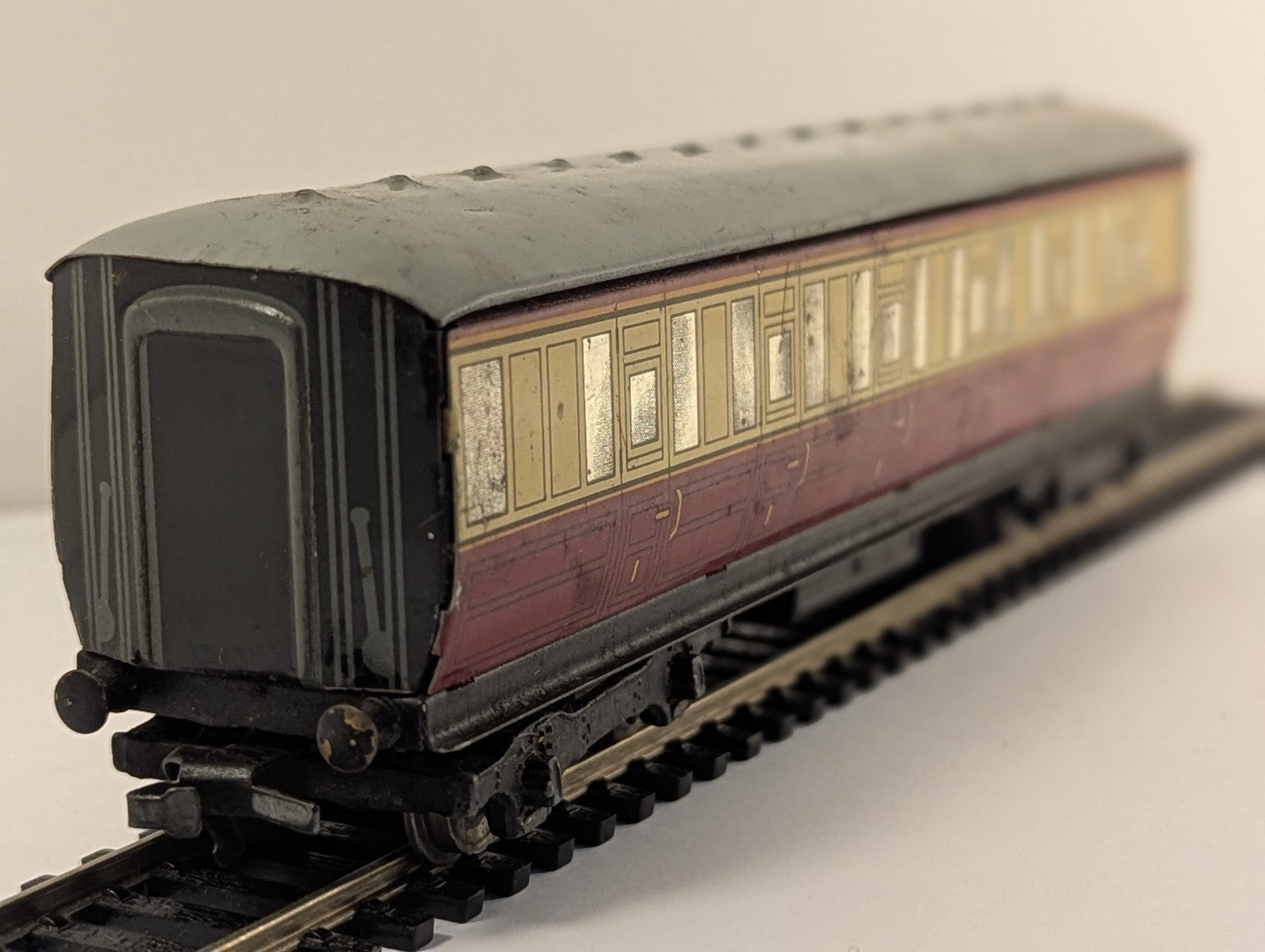 Hornby Dublo D12 BR Crimson and Cream Corridor Coach E42759E