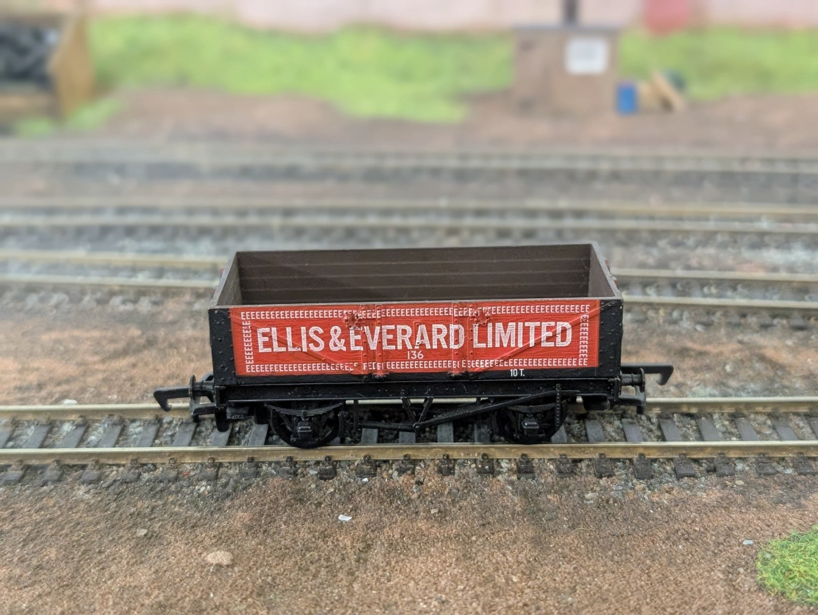 Mainline Ellis & Everard Limited 5 Plank Wagon 136 10T OO Gauge