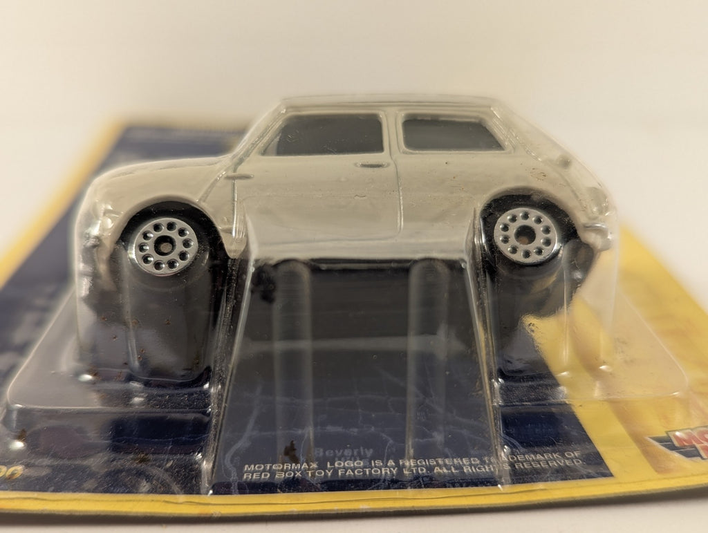 Motor Max Classic Mini Cooper Die-cast Model Car Cream with Black Roof 73600