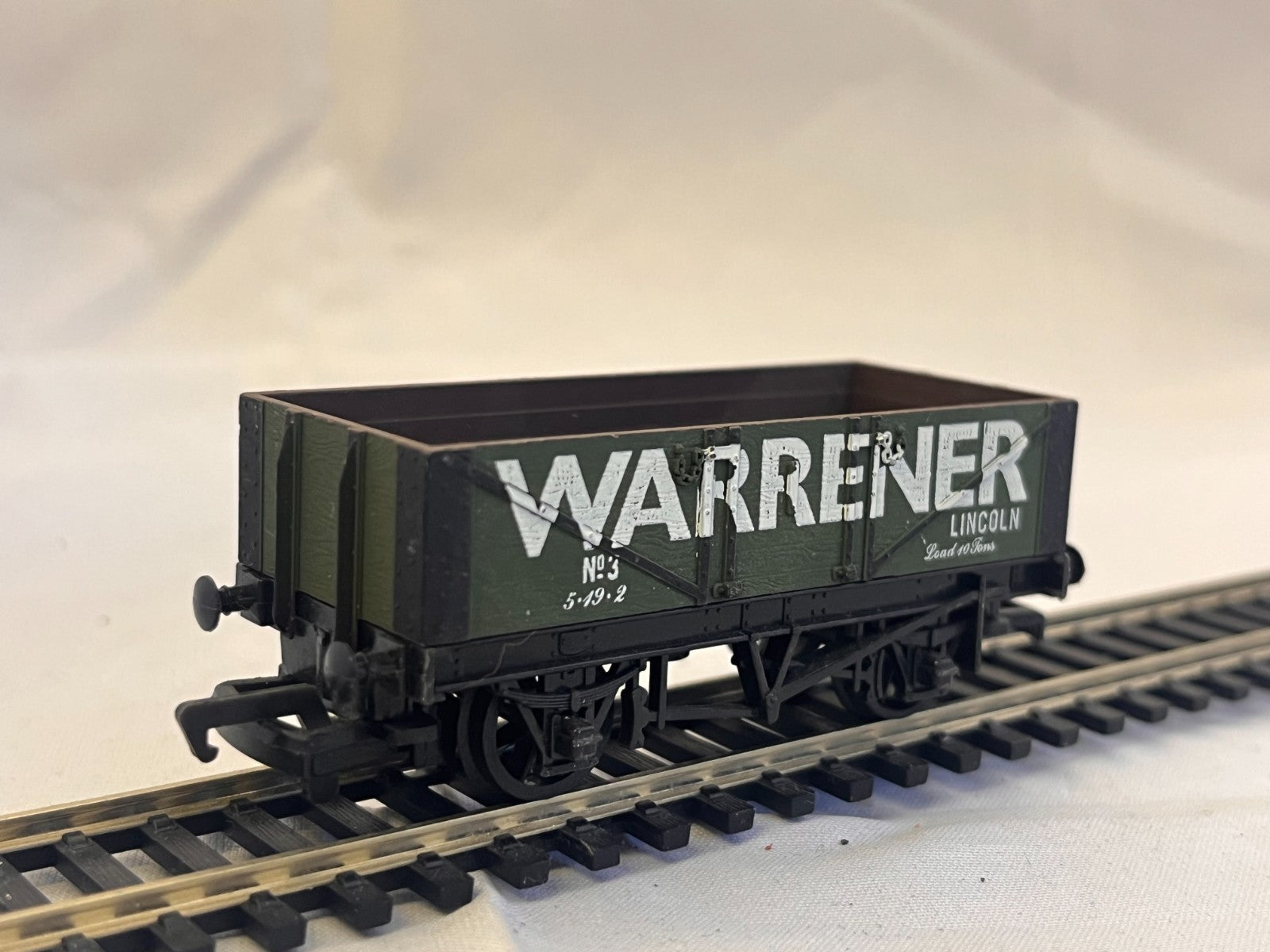 Mainline OO Gauge Warrener Lincoln 5 Plank Open Wagon Green