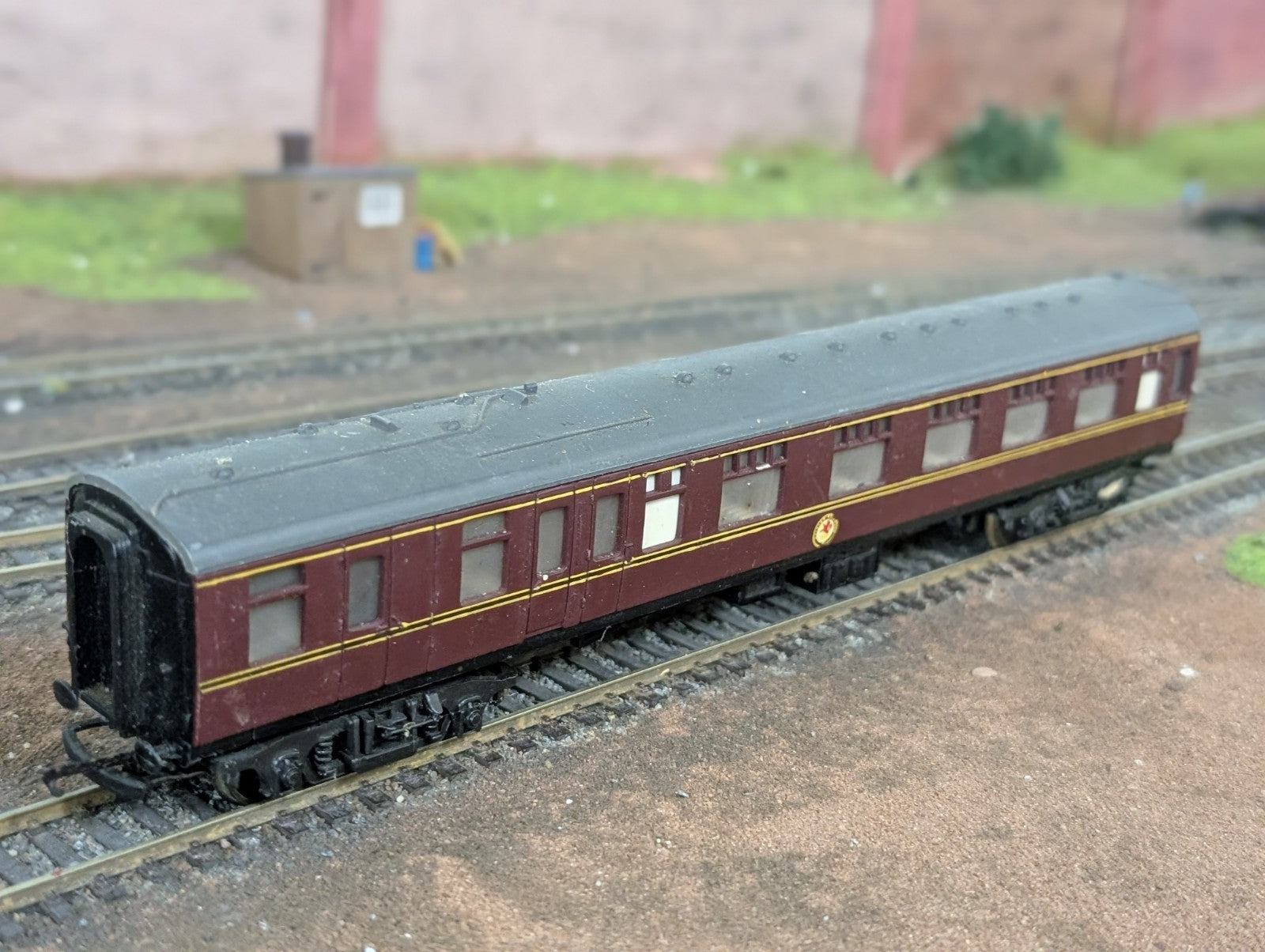 Trix LMS Coach In BR Maroon OO Gauge