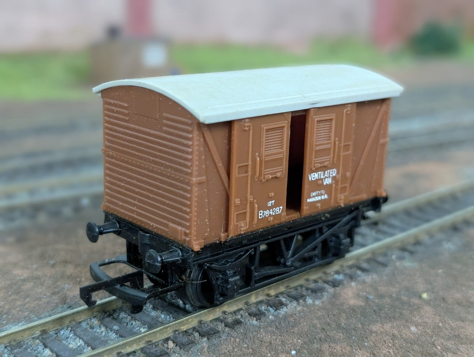 Tri-ang R11A OO Gauge BR 12 Ton Closed Van B784287 Bauxite