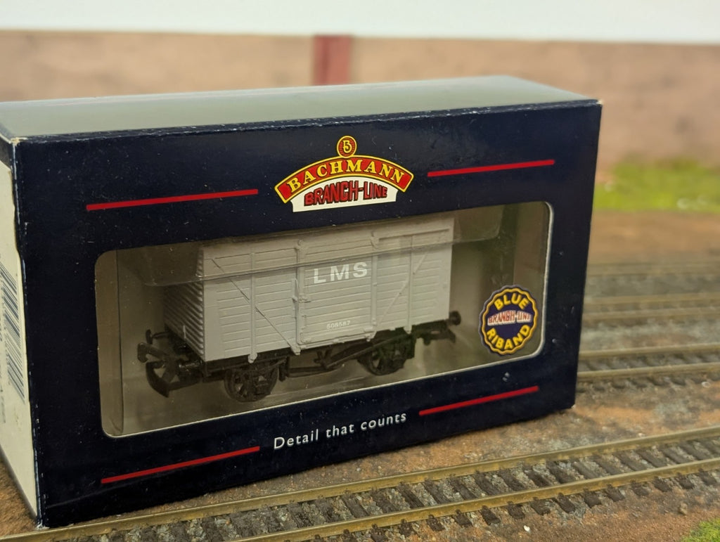 Bachmann Branchline 37-800 12 Ton planked ventilated van in LMS grey