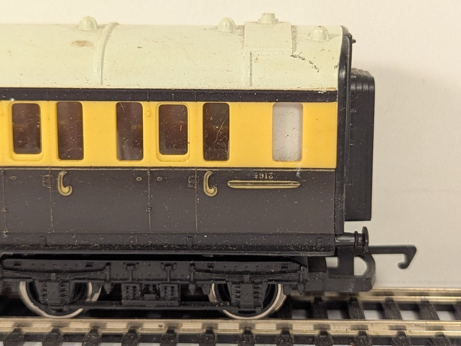 Hornby OO Gauge GWR Clerestory Brake Third Class Coach passenger carriage side view