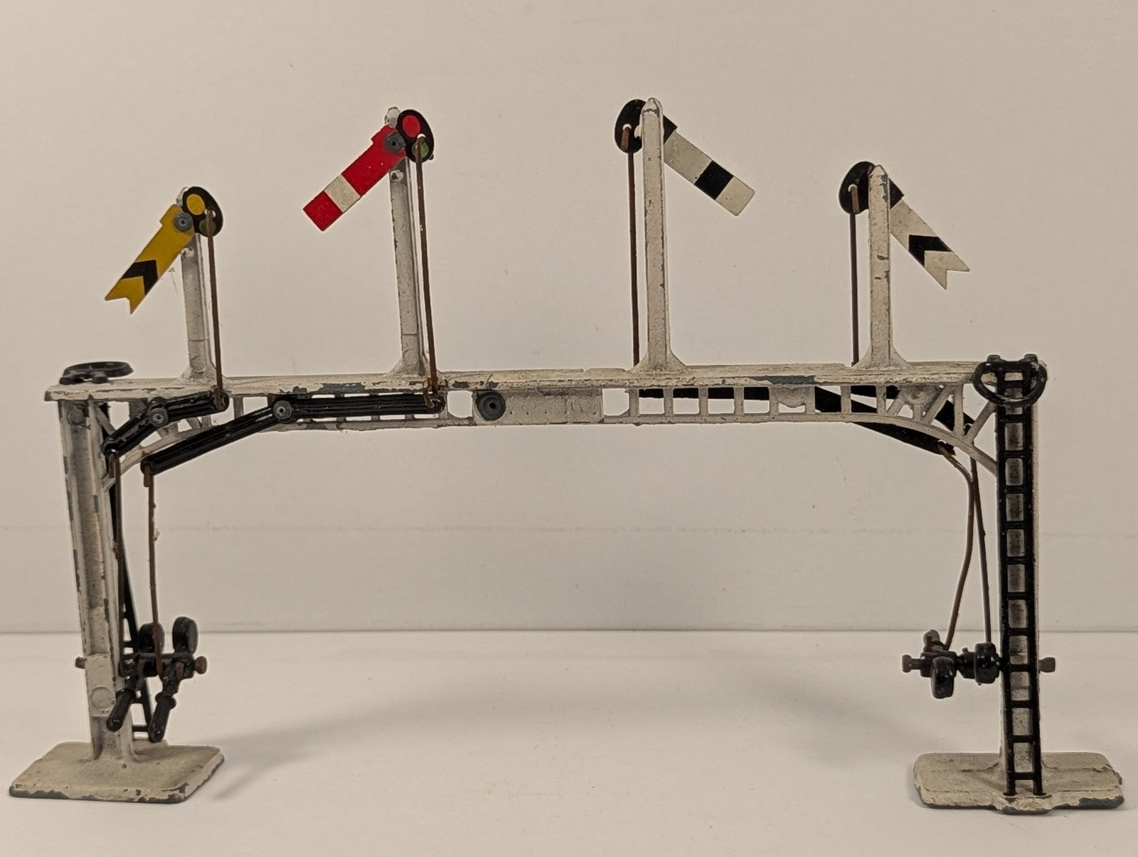 Crescent Toys OO Gauge Four Arm Signal Gantry Signals White