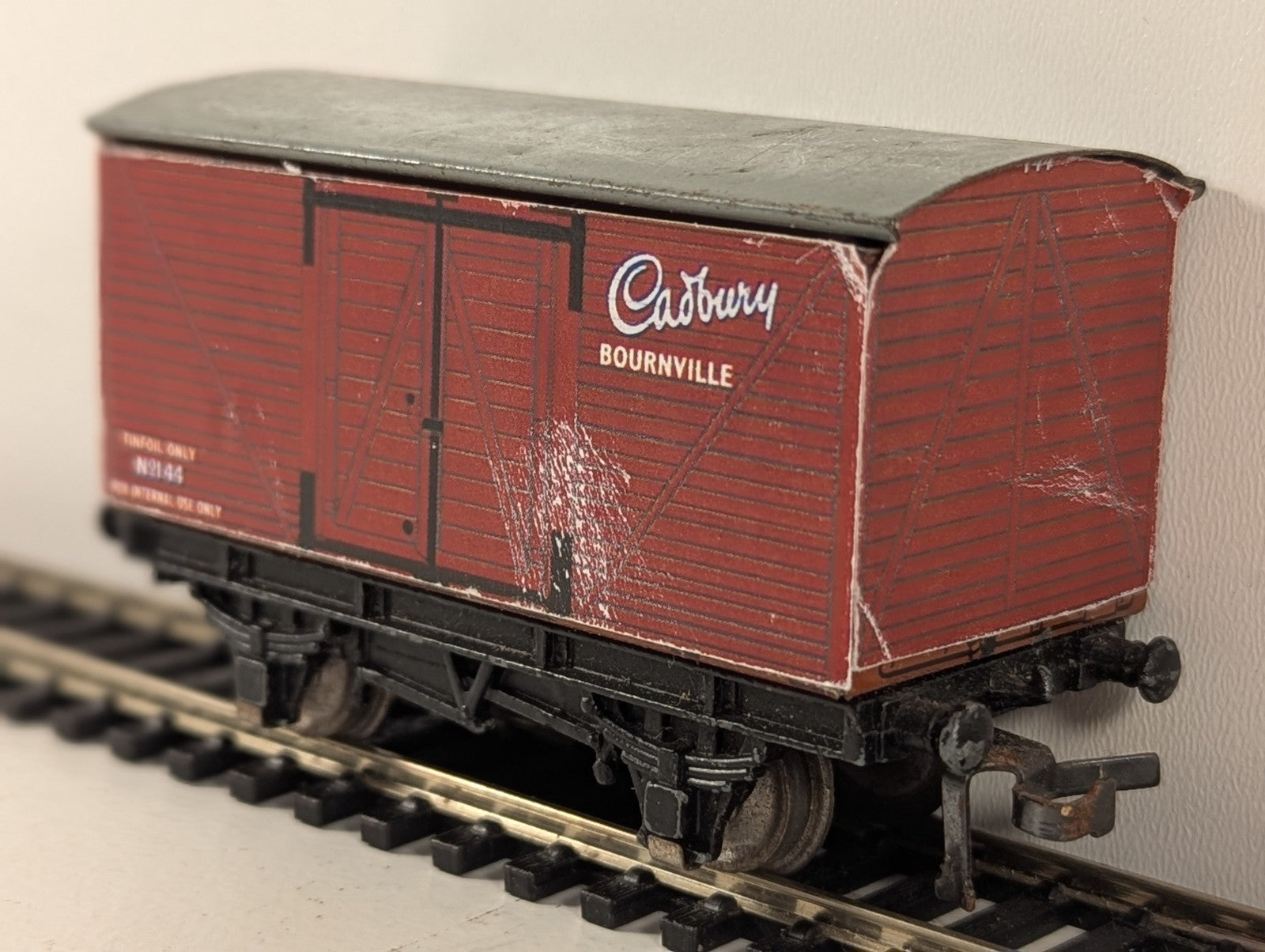 Hornby OO Gauge Cadbury Ventilated Box Van – Scratched Decal