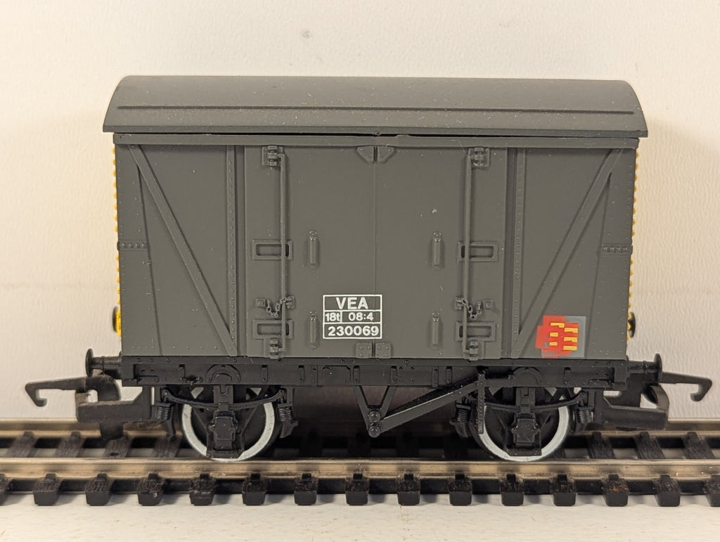 Hornby Railways R.117 OO Gauge Ventilated Van - Boxed