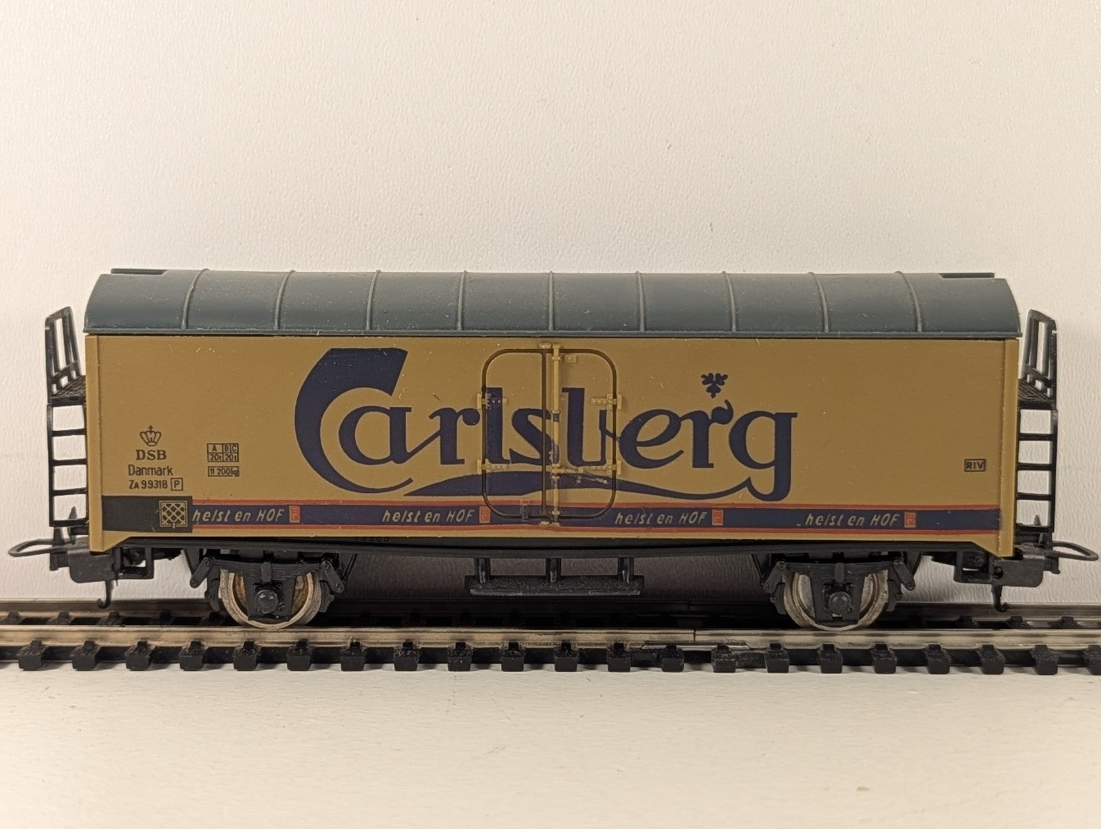 Lima 3109 HO Gauge Carlsberg Refrigerated Beer Wagon - Boxed