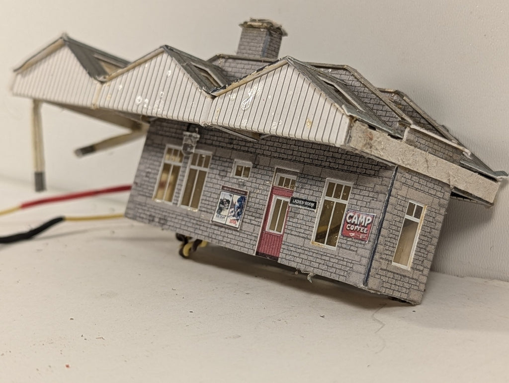 Superquick N Gauge Country Station Building with Platform Canopy
