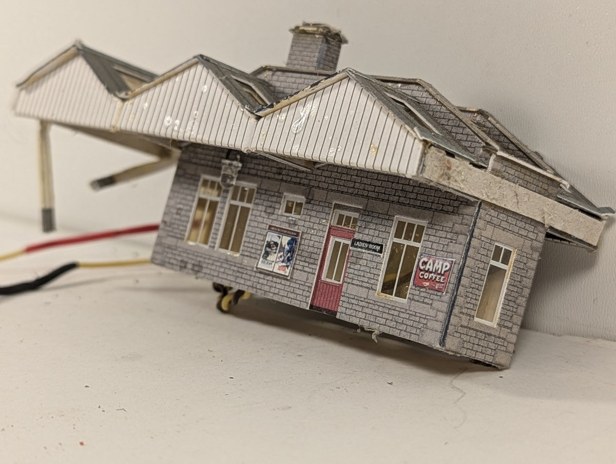 Superquick N Gauge Country Station Building with Platform Canopy