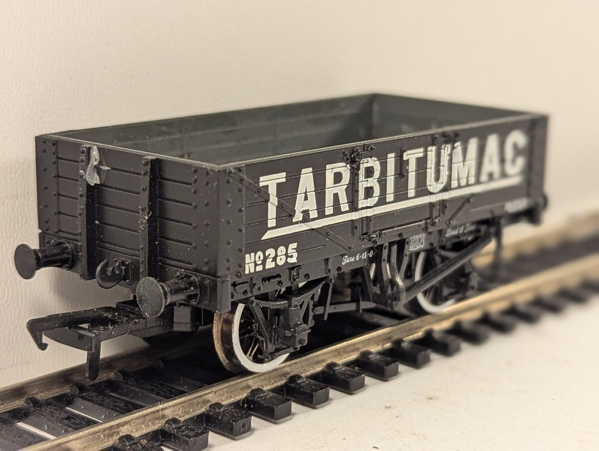 Bachmann OO Gauge 8 Plank Wagon Tarbitumac Goods Wagon 285 Tarbitumac Black