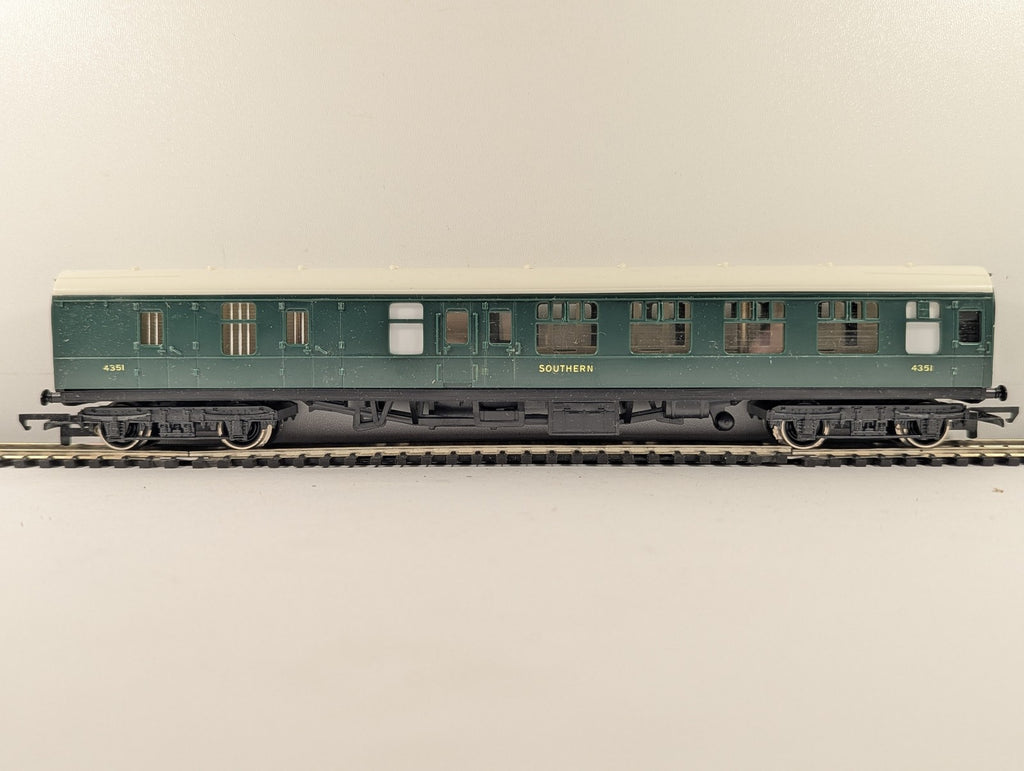 Hornby OO Gauge Maunsell Brake Third Coach Passenger Coach 4351 Southern Green