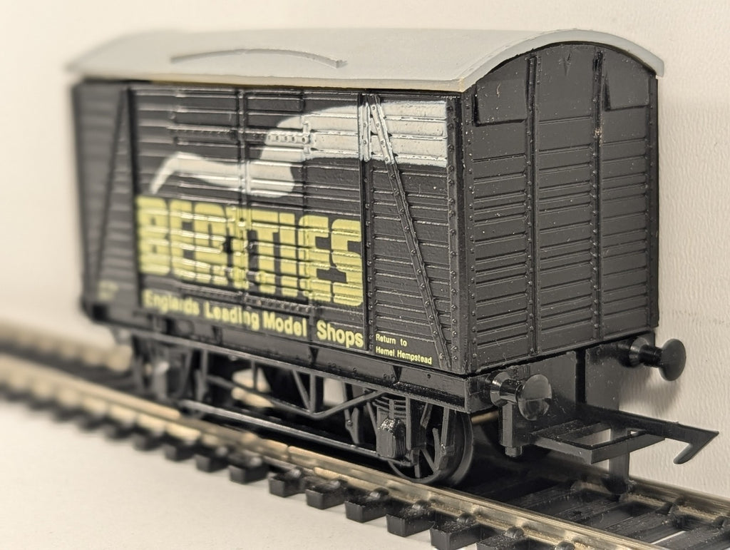 Graham Farish OO Gauge 12 Ton Ventilated Van Goods Wagon Beatties
