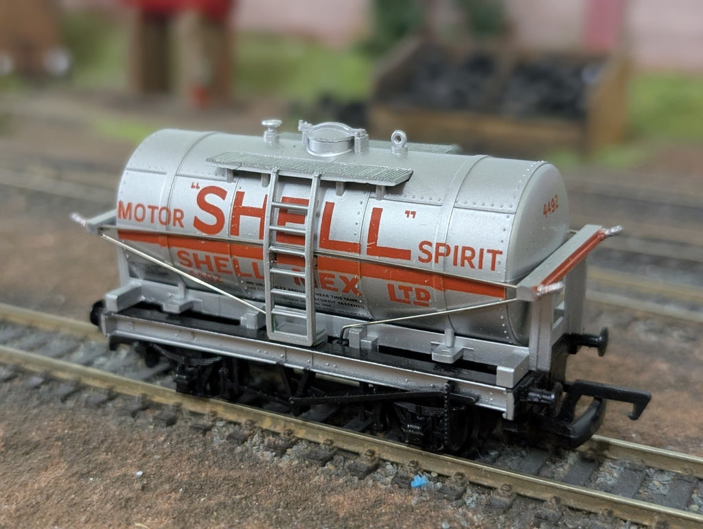 Mainline 37-165 Tank Wagon SHELL 4492 OO  Gauge