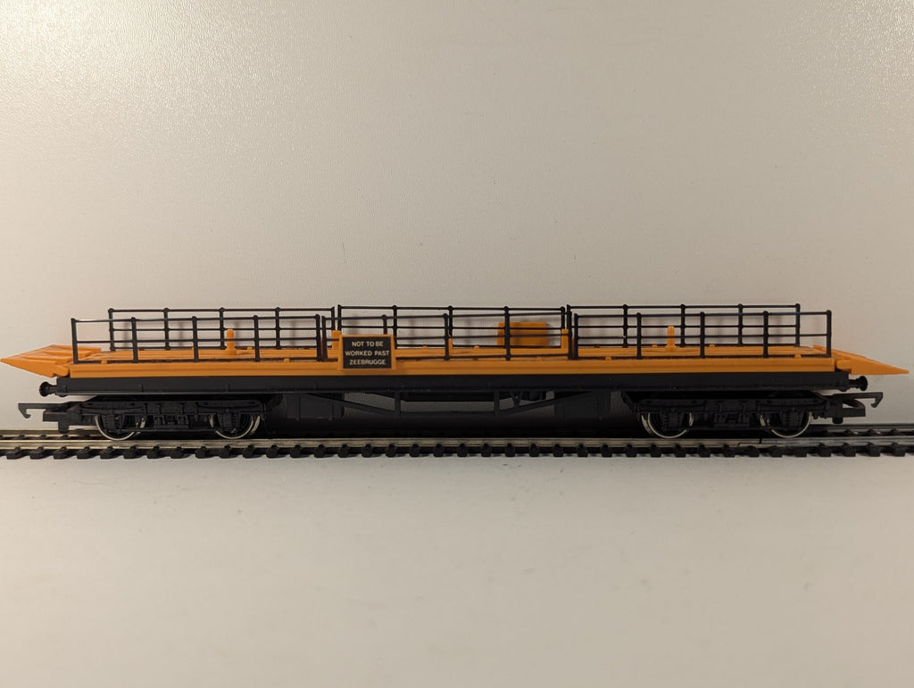 Hornby OO Gauge Ferry Ramp Wagon Goods Wagon Orange / Black R127