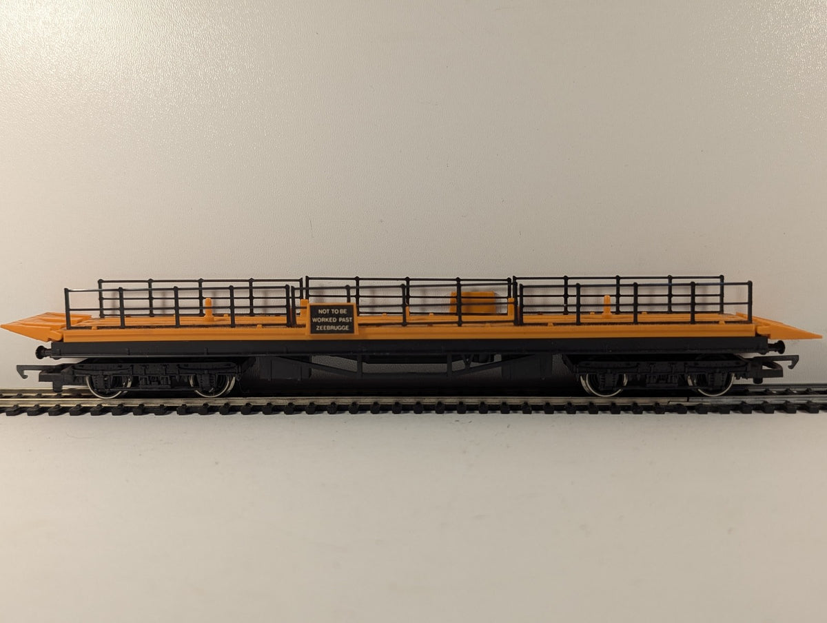 Hornby OO Gauge Ferry Ramp Wagon Goods Wagon Orange / Black R127