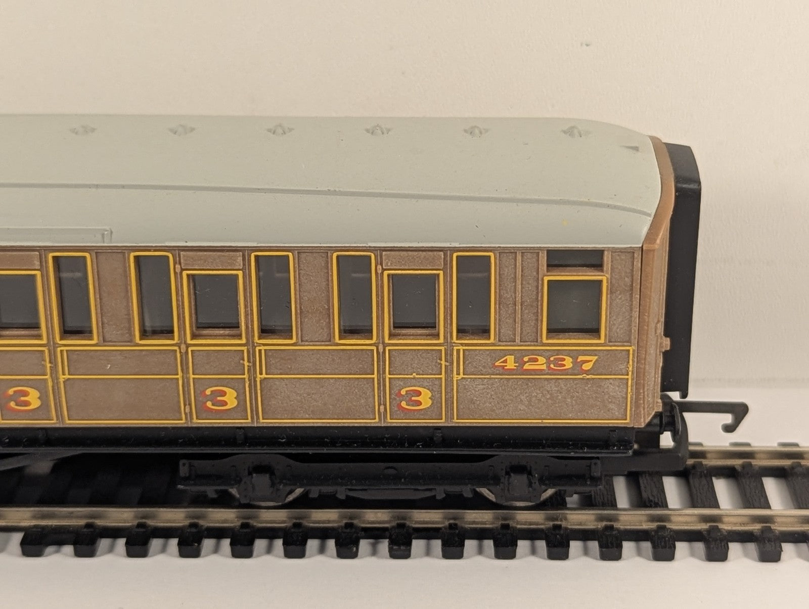 Hornby OO Gauge R4116 LNER Teak Non-Corridor Brake Composite Coach 4237