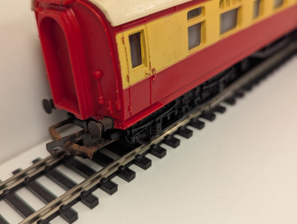 Tri-ang R29 BR Mainline Composite Coach – Crimson & Cream