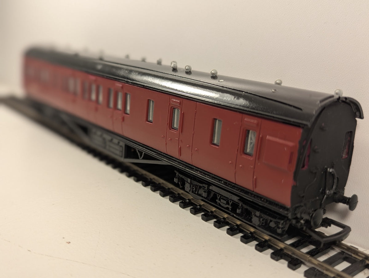 Dapol OO Gauge Stanier 57ft Brake Coach M20572 BR Carmine – Lights
