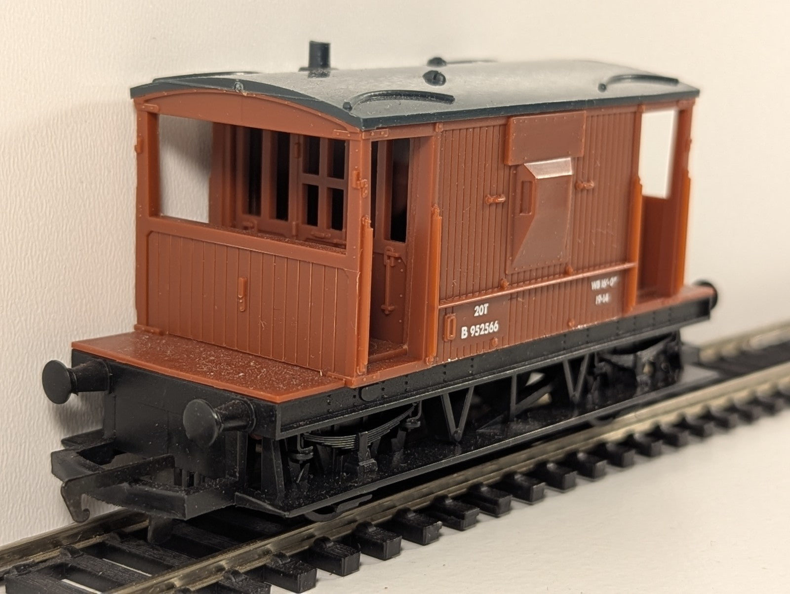 Hornby 20T Brake Van – Brown with Grey Roof – OO Gauge