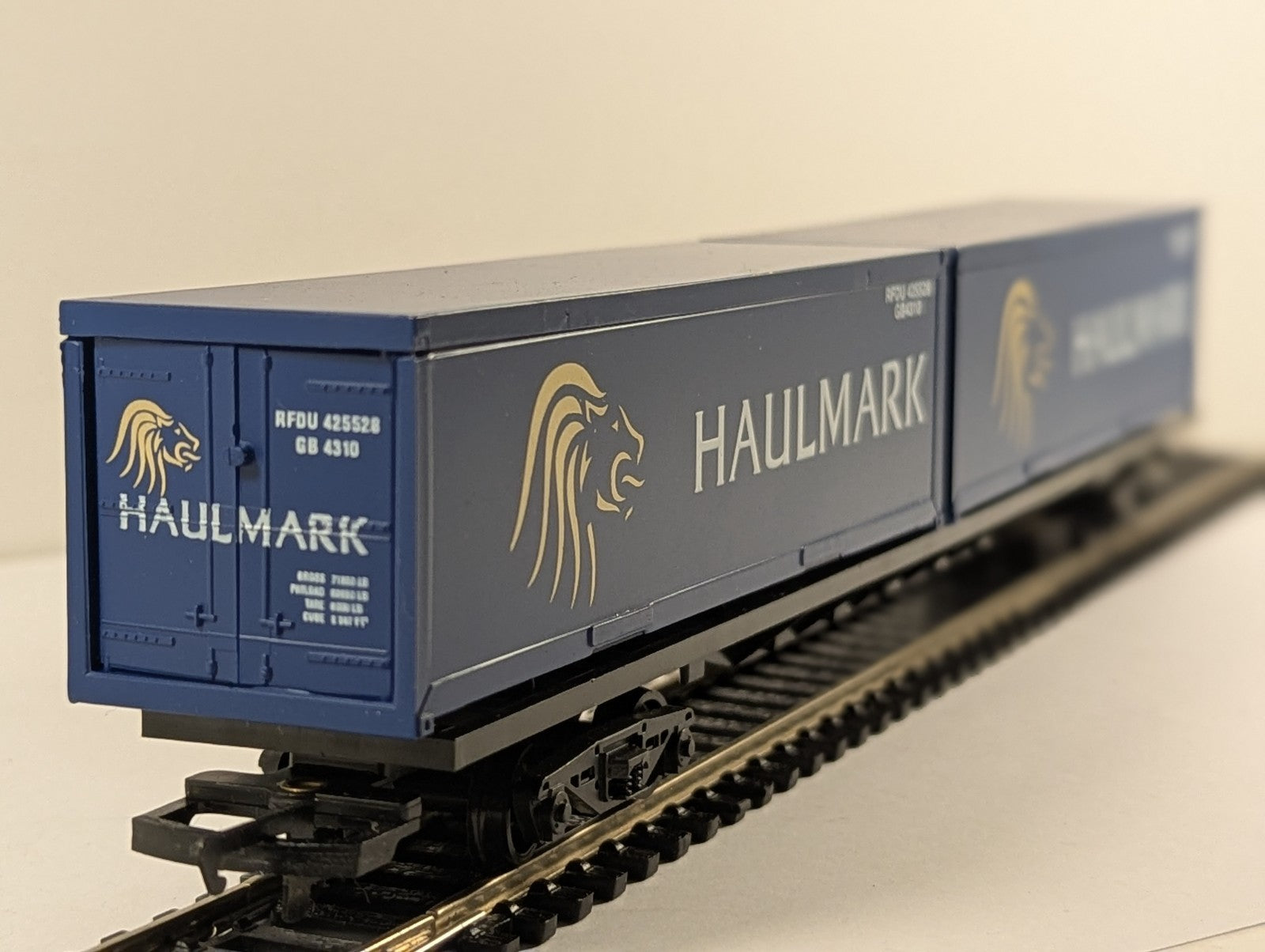 Hornby R387A Container Wagon with Two Haulmark 30ft Containers OO Gauge