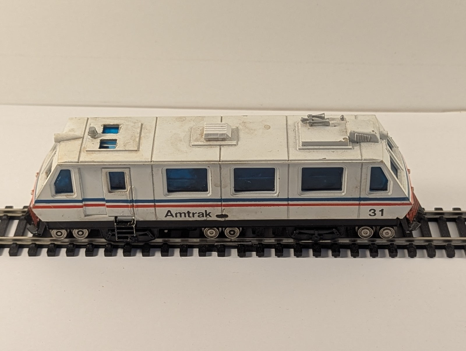 Bachmann HO Scale Amtrak Plasser EM80C Track Cleaner Poor Runner